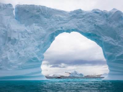 Blue color of the iceberg due to scattering of light