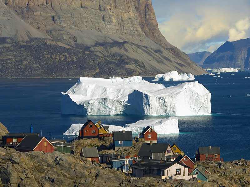 Icebergs incoming on the coastline
