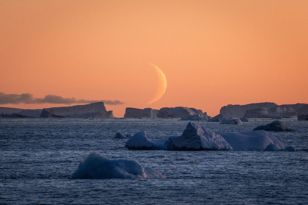 A spectacular Antarctic moonrise 
© Studio Ponant Morgane Monneret