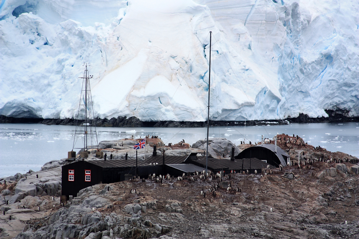 The port set against a giant ice shelf