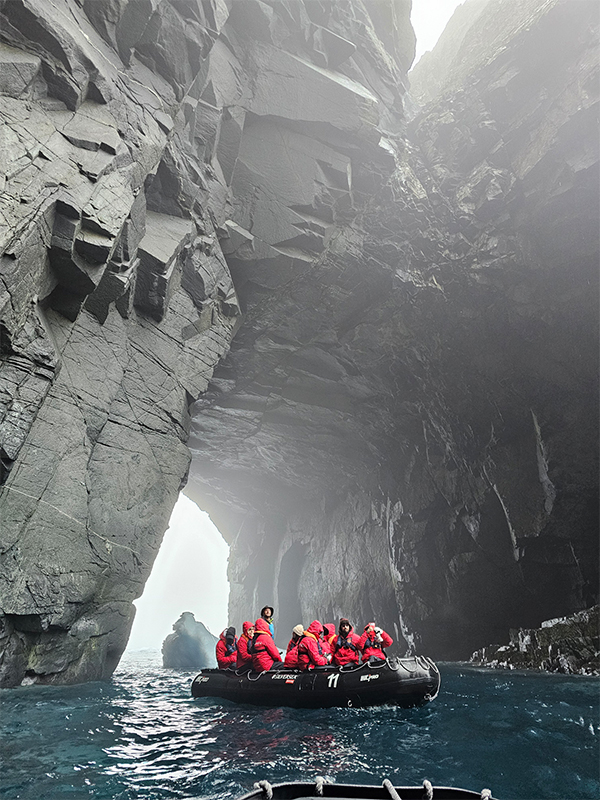 Zodiac tour under rocks
